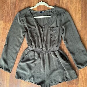 Army Green Long Sleeve Romper with Pockets – Cinched Waist & Button V-Neck